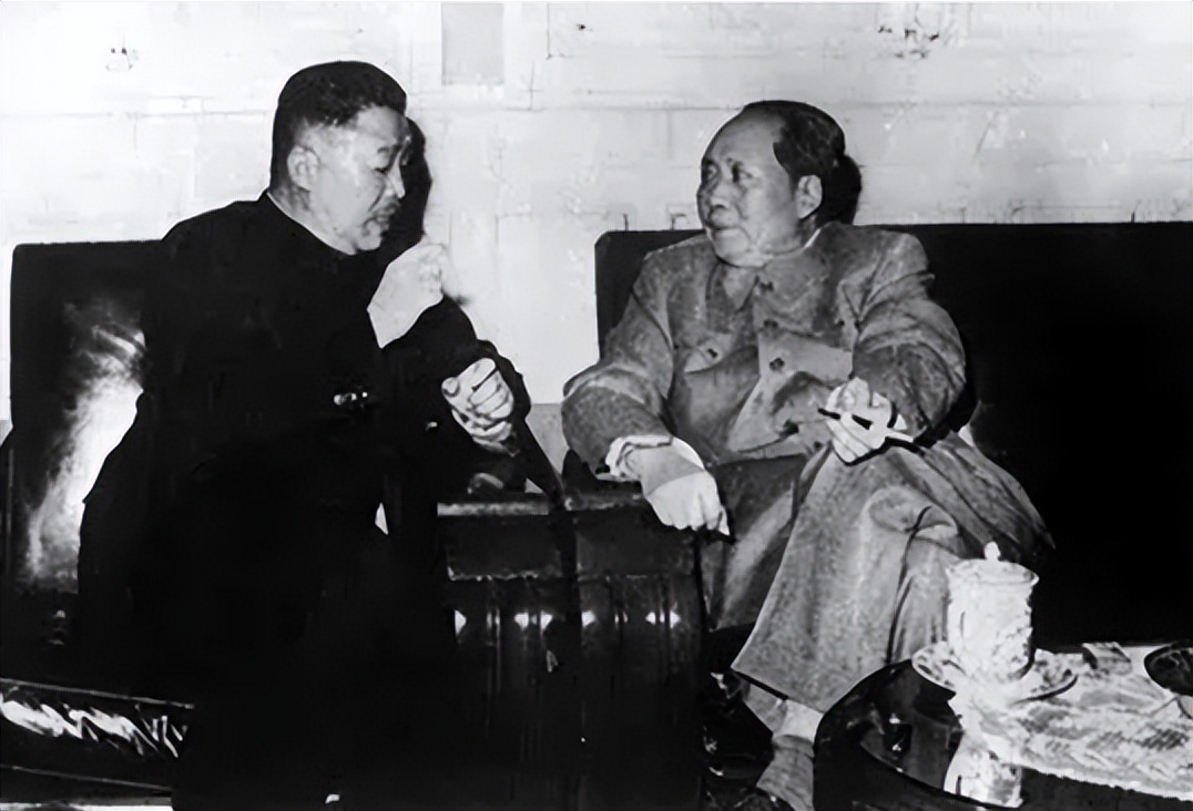 55年毛主席审阅元帅名单时，看到贺龙名字调侃道：他可是个好配角