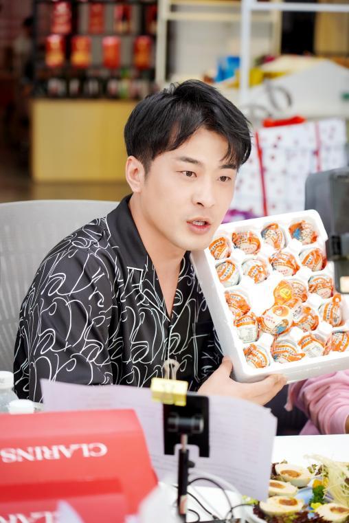 辛巴坚守助农初心，“夹缝男孩”郑海洋在北川用电商助农