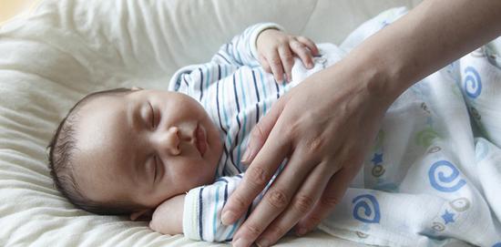 小宝宝吃完奶就是不睡觉，是因为没有吃饱吗？教你一招快速判断