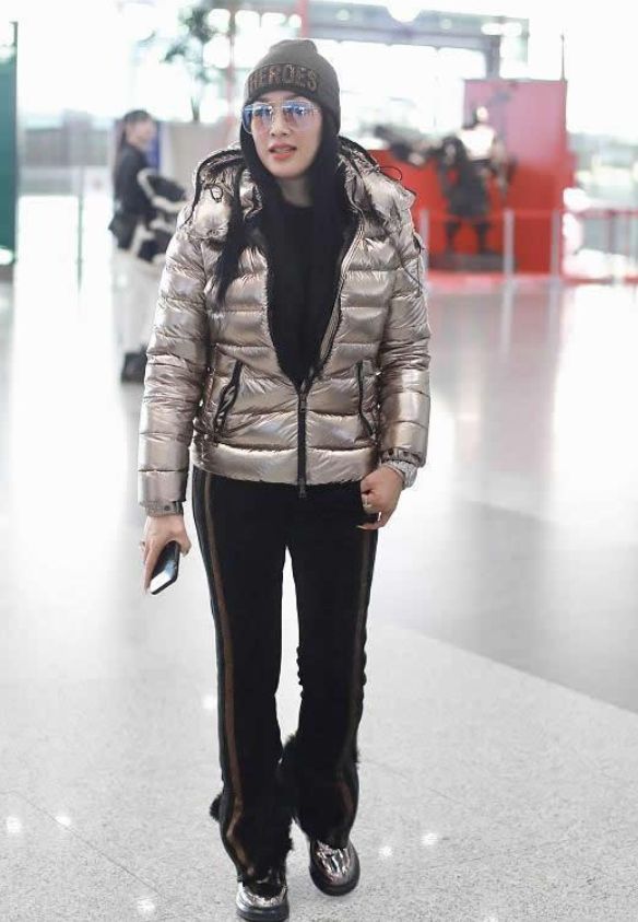 钟丽缇穿运动外套,钟丽缇带女儿和甜馨