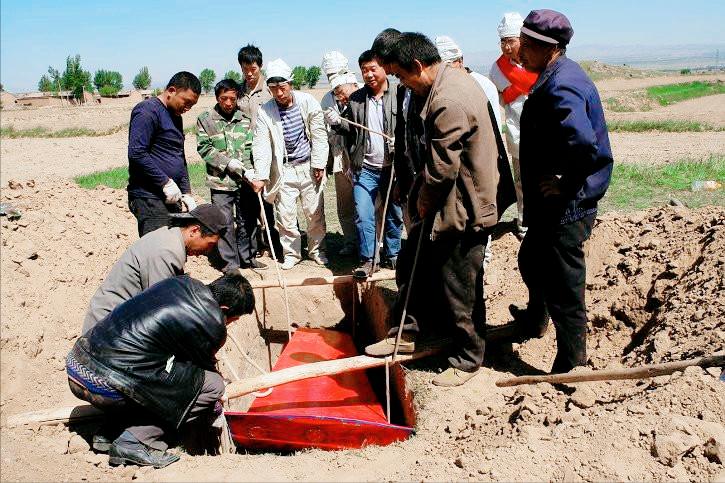 起棺下雨和落棺下雨有什么说法,下葬时下雨浇棺材预兆
