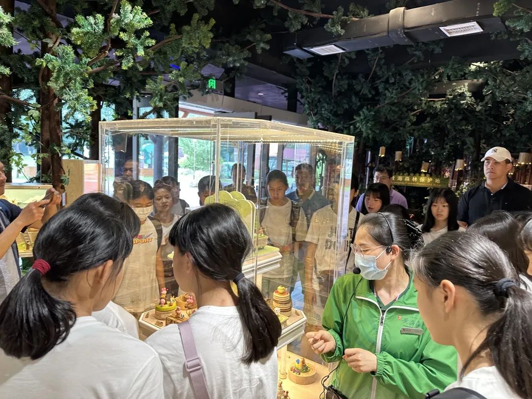 今天，台湾同胞一行23人来东台黄海森林公园