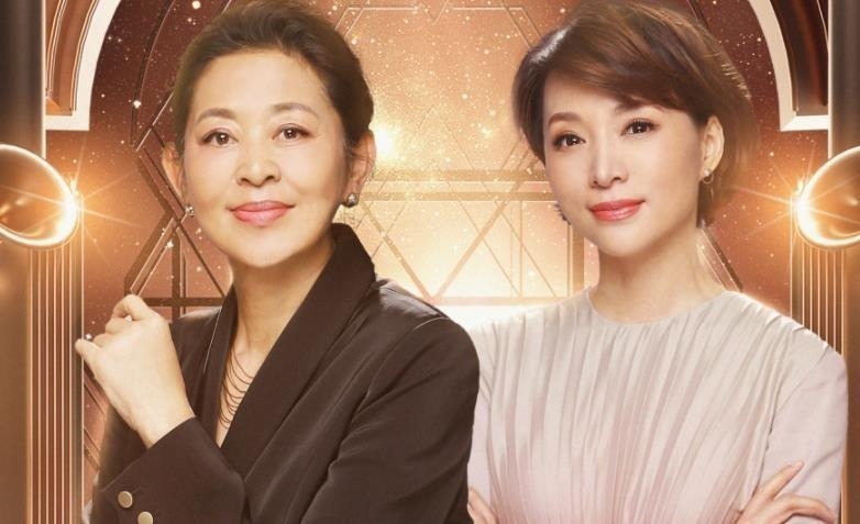 主持春晚13载，和董卿上演回忆杀，用4张白纸“骗”了观众30年