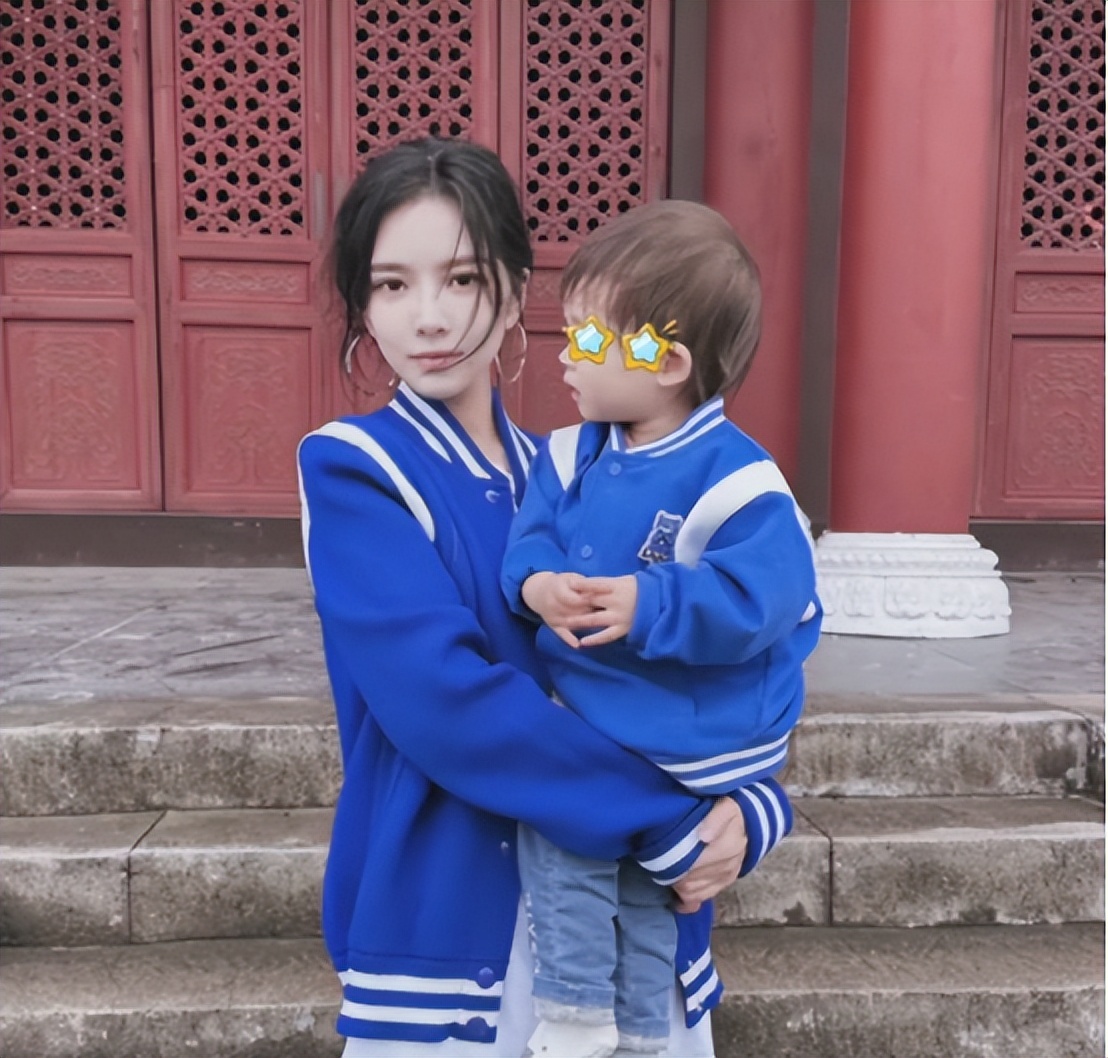 杜淳与王灿及孩子现状,杜淳晒与王灿家庭合影