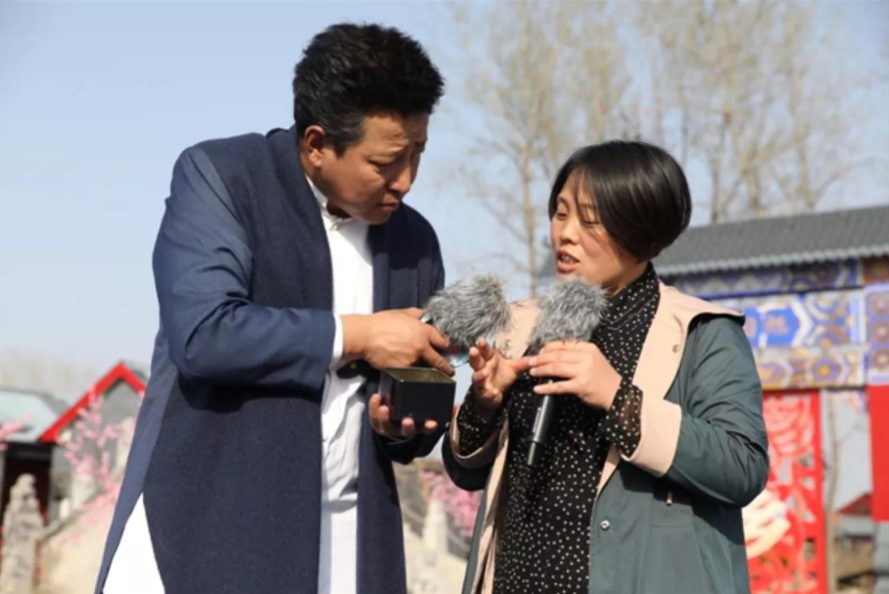 青藏姑娘徒手抓牛粪,中国美女徒手偷牛粪