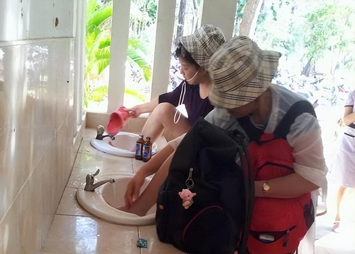 泰国卫生间的软管有啥用？女游客都捂着嘴巴，当地人：作用很大！