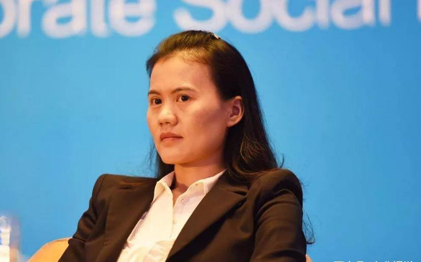 她曾是大学老师，却辞职跟随丈夫创业，最后成董事长，身家225亿