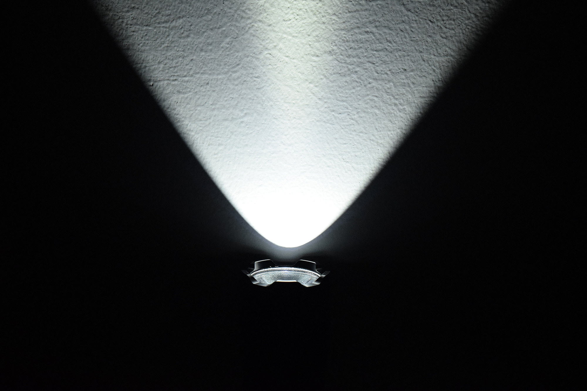 性能强悍再升级，Fenix菲尼克斯TK20RV2.0战术手电体验