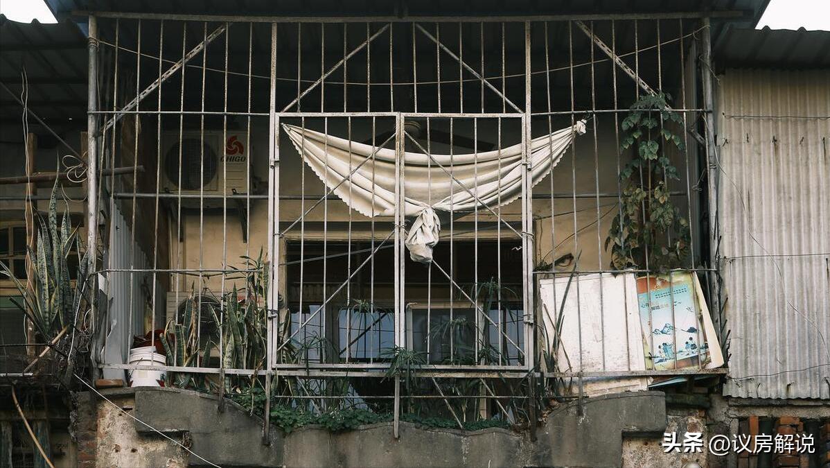 老旧小区居民楼加装电梯影响房价,老旧小区加装电梯低层住户有话说