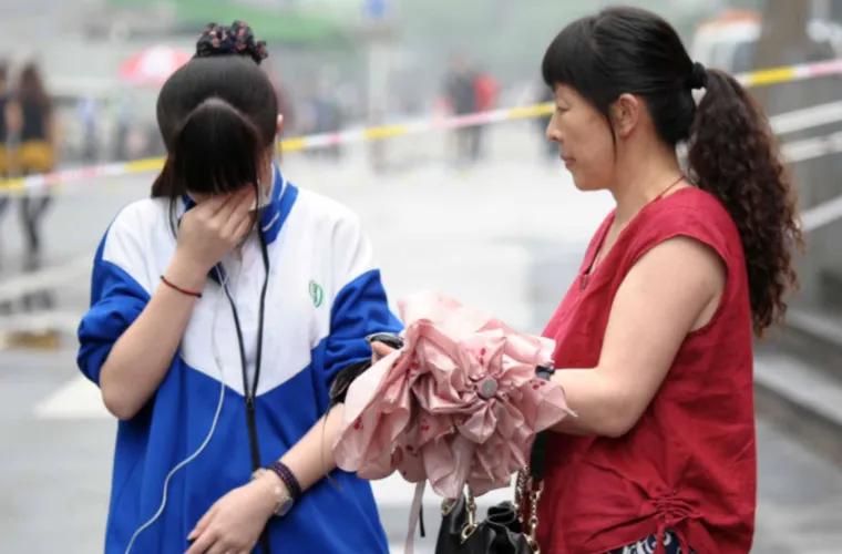 考生哭着出考场说数学太难,高考数学太难考哭学生