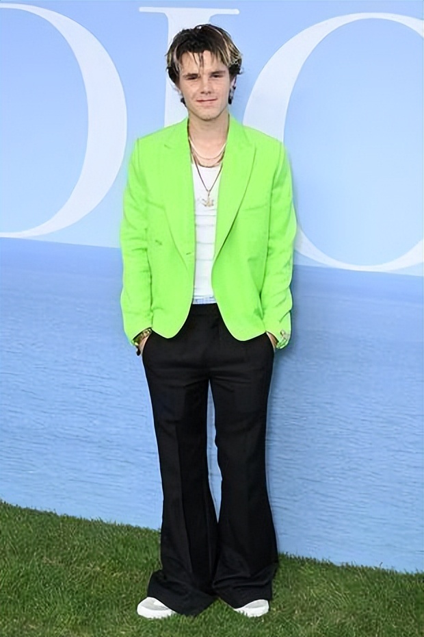 贝克汉姆布鲁克林17岁,贝克汉姆贝小七今年多大了