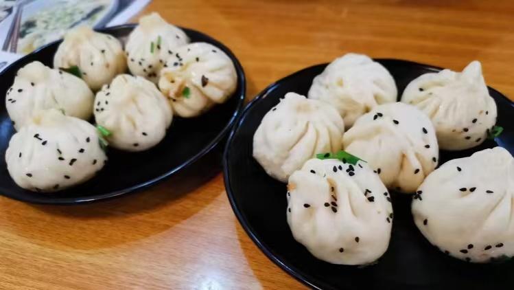 假期被大鱼大肉“齁”到了？快来小吃街换换口味吧