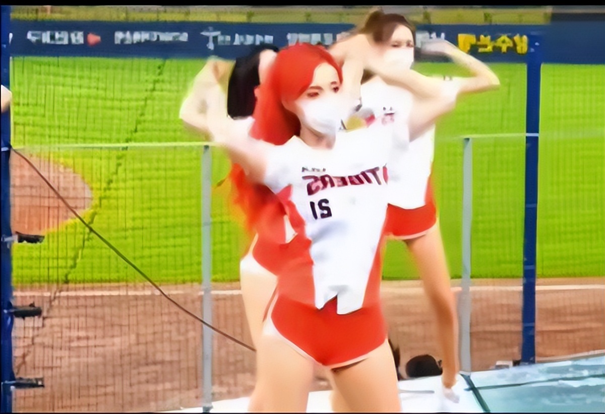 世界杯啦啦队都是用什么来助阵的,最漂亮的世界杯啦啦队