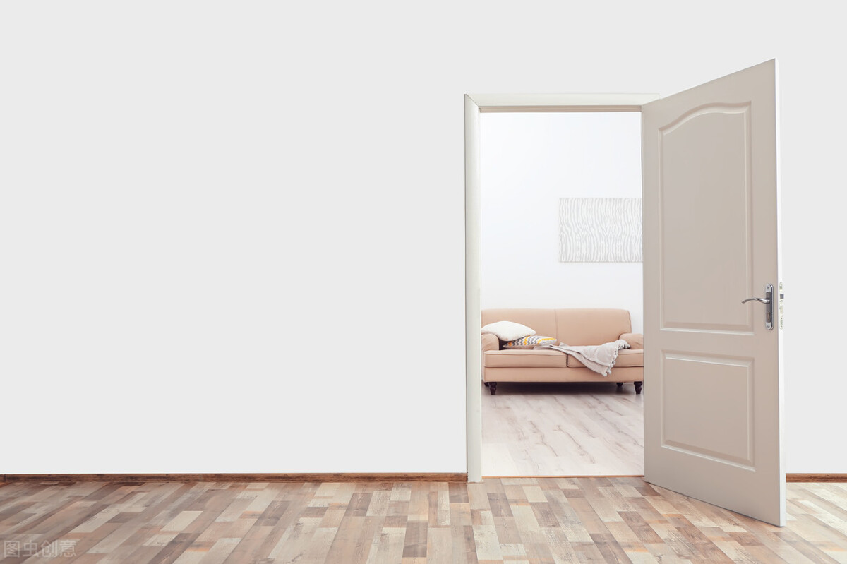 我觉得她身上的那几道鞭痕可能更让她头疼