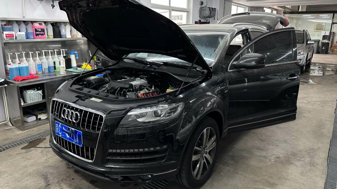 奥迪q7报废厂,老款奥迪q7出车祸