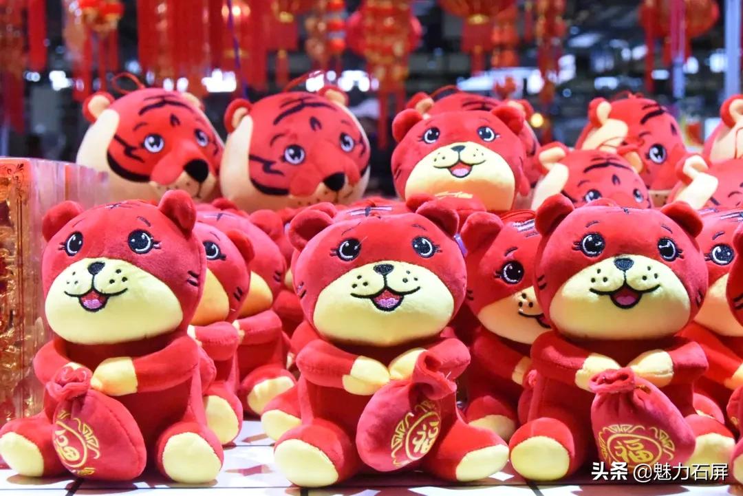 迎春接福送春联红红火火过大年,网络中国节贴春联