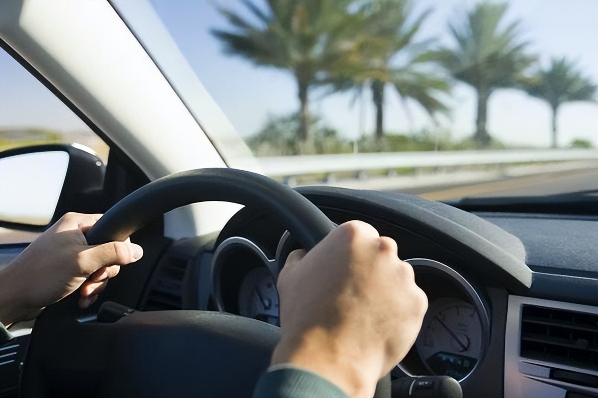 车窗起雾时应该如何正确除雾,车窗起雾解决方法开暖气