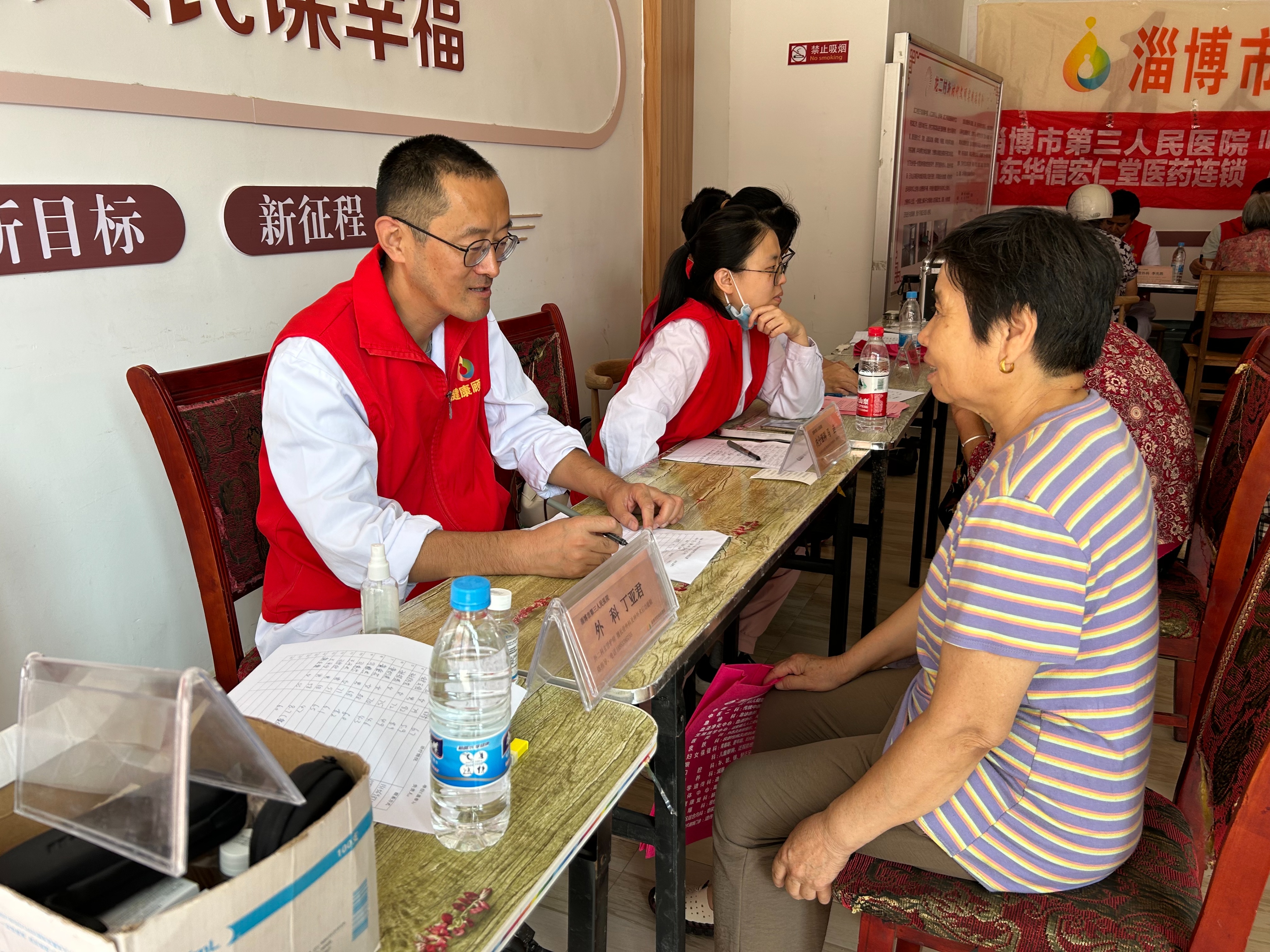 市三院联合宏仁堂“服务百姓健康行动”走进淄川龙泉镇龙二村义诊