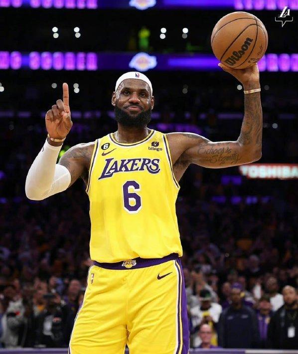 詹姆斯超越贾巴尔荣登NBA历史得分王！詹姆斯的星途到底有多烧钱