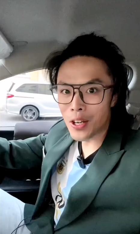 马凡舒和网红合影,被马凡舒拒绝的网红