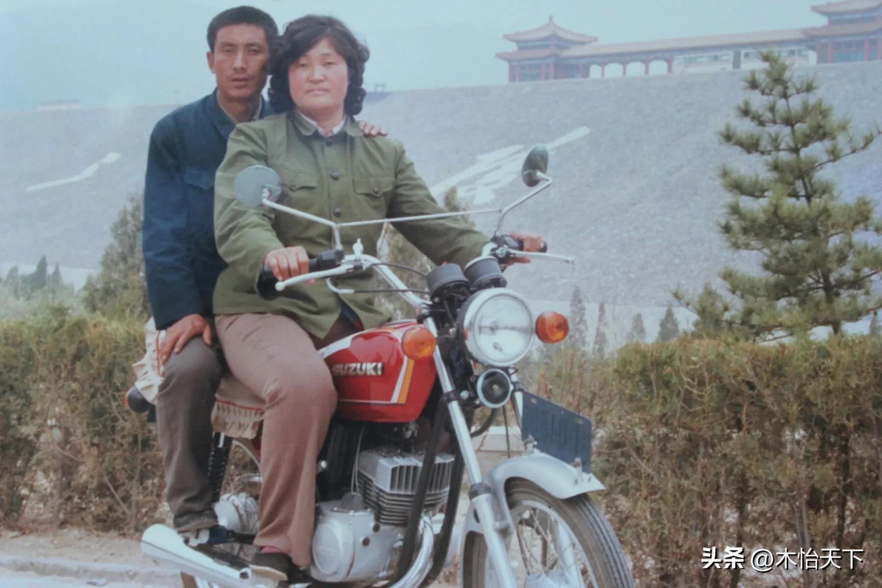 三十多年前的一张老照片,村里第一辆摩托车