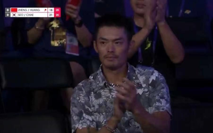 黄雅琼郑思维林丹,黄雅琼倒地郑思维击掌