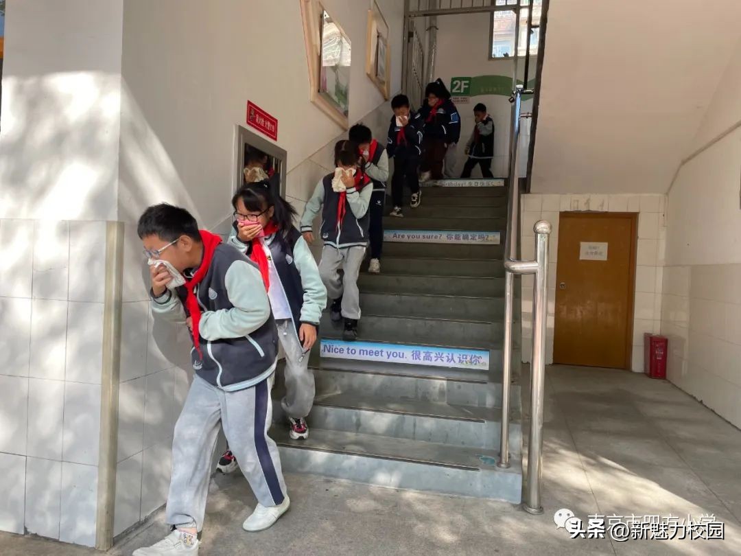 消防开展校园疏散逃生演练,小学生消防安全疏散演练活动报道