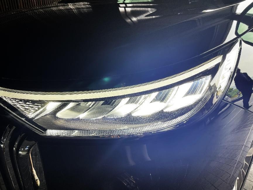 岚图梦想家和丰田埃尔法测试视频,东风岚图增程式suv试驾