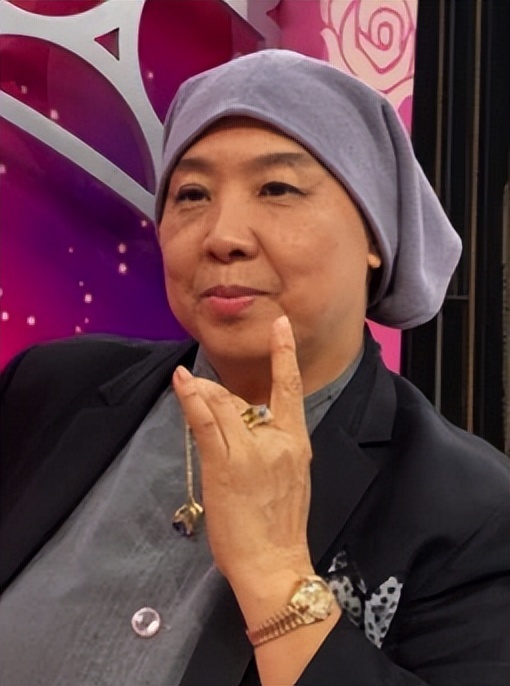 *星艳**出家当尼姑，称看小电影不如自己演，犀利点评林志玲是小黑枣