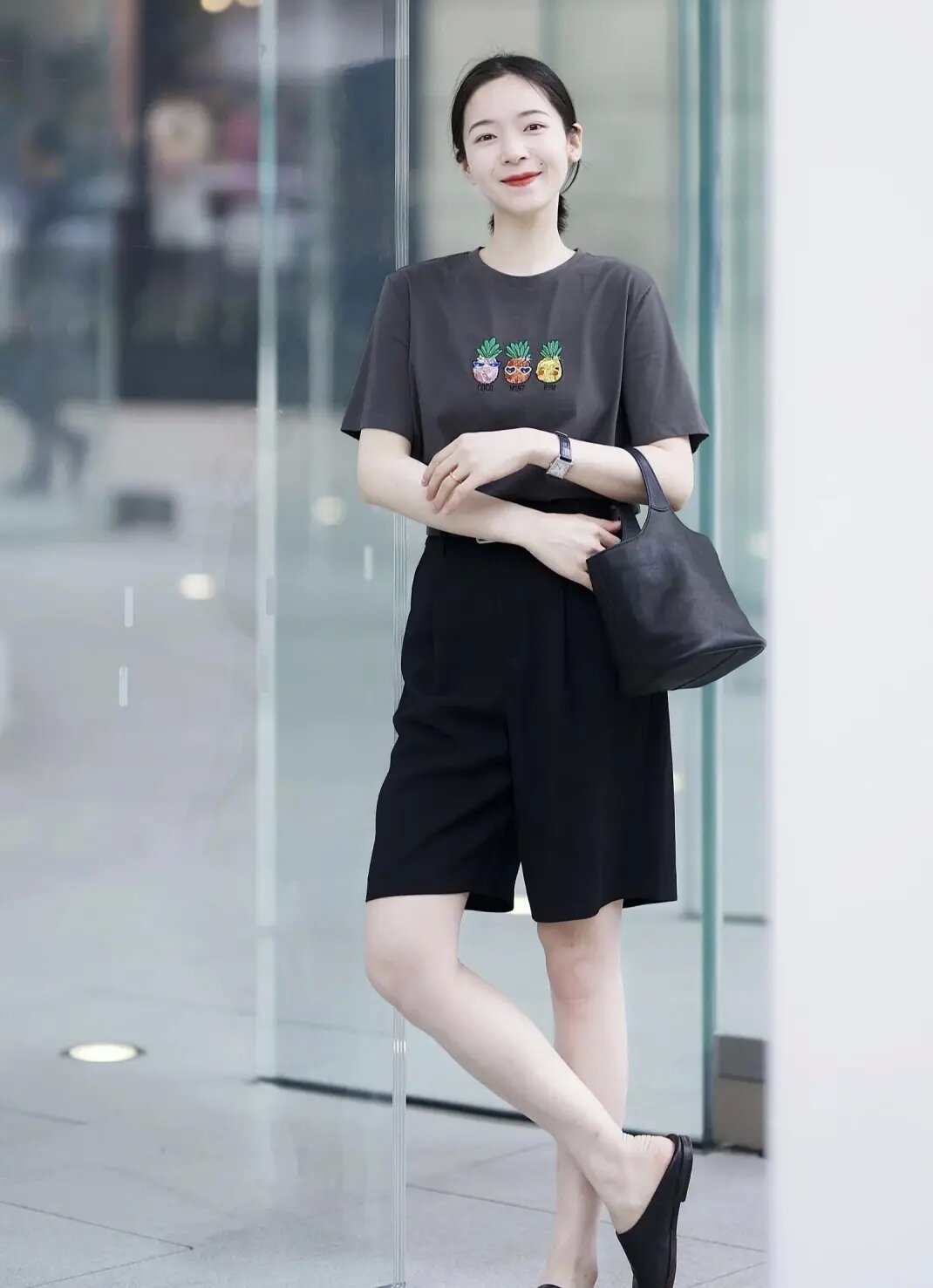 别再穿一身黑试试这几个配色,黑色上衣和灰色裤子穿搭的高级感