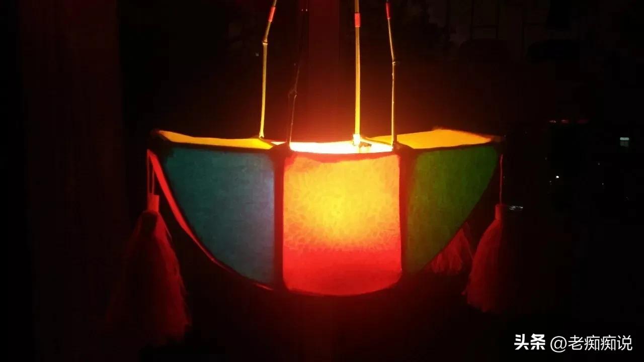 大人和小孩一起自制灯笼,展示一下有心的家长们自制的灯笼