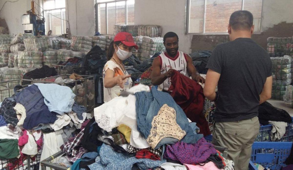 中国旧衣服被非洲人哄抢,一天卖掉20万!女式内衣最受当地人欢迎