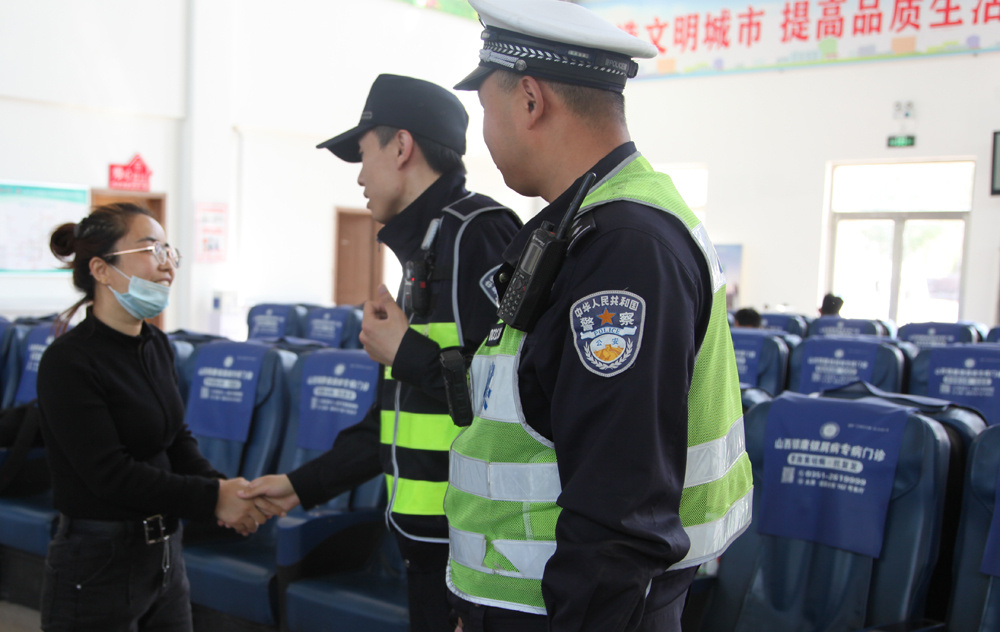 交警五一交通安保坚守工作岗位,春节期间交警坚守岗位保畅通