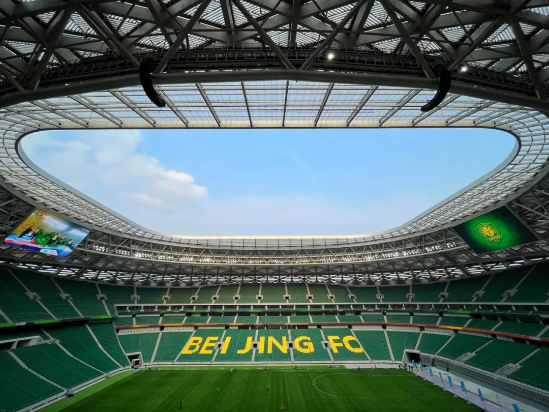 足球场天亮了,天亮了中央民族大学