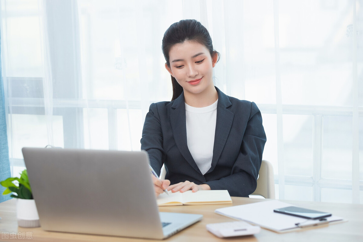 女生穿西服可以有多帅？先分清西装的三个设计细节