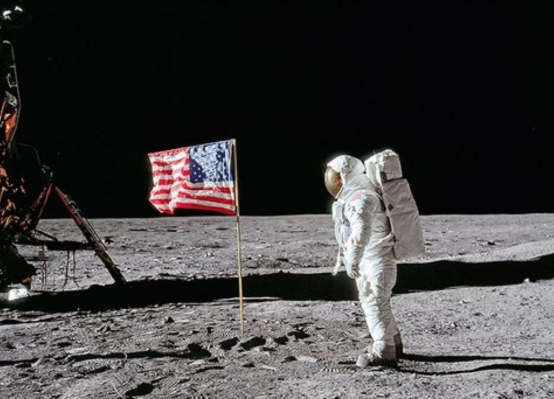 宇航员登月为什么不敢回头看地球,宇航员登月时为什么不敢回头看