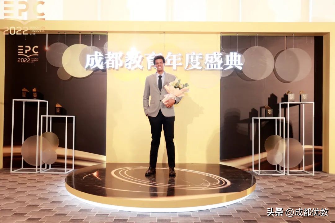 让世界杯与校园联动！万汇学校教师获“2022成都教育年度教师”