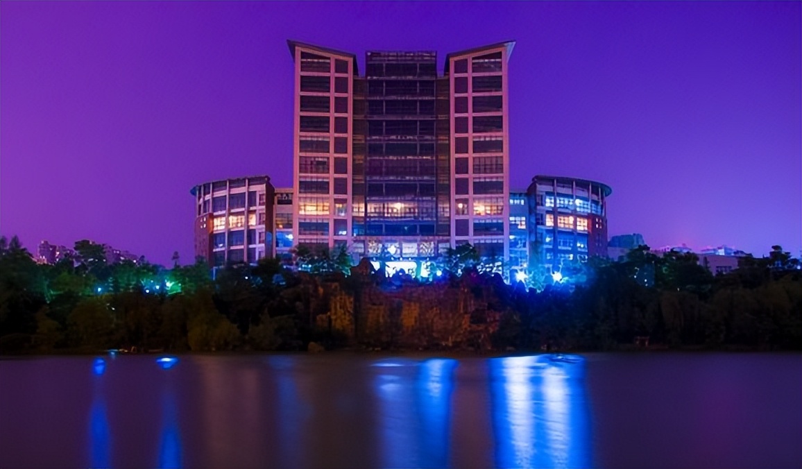 重德博学尚美笃行,重德博学勤勉尚美