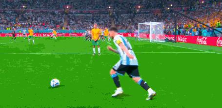 梅西隐蔽射门,梅西过人防守人倒地