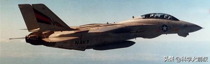 f14雄猫战斗机从头上飞过,f14雄猫战斗机干掉f22