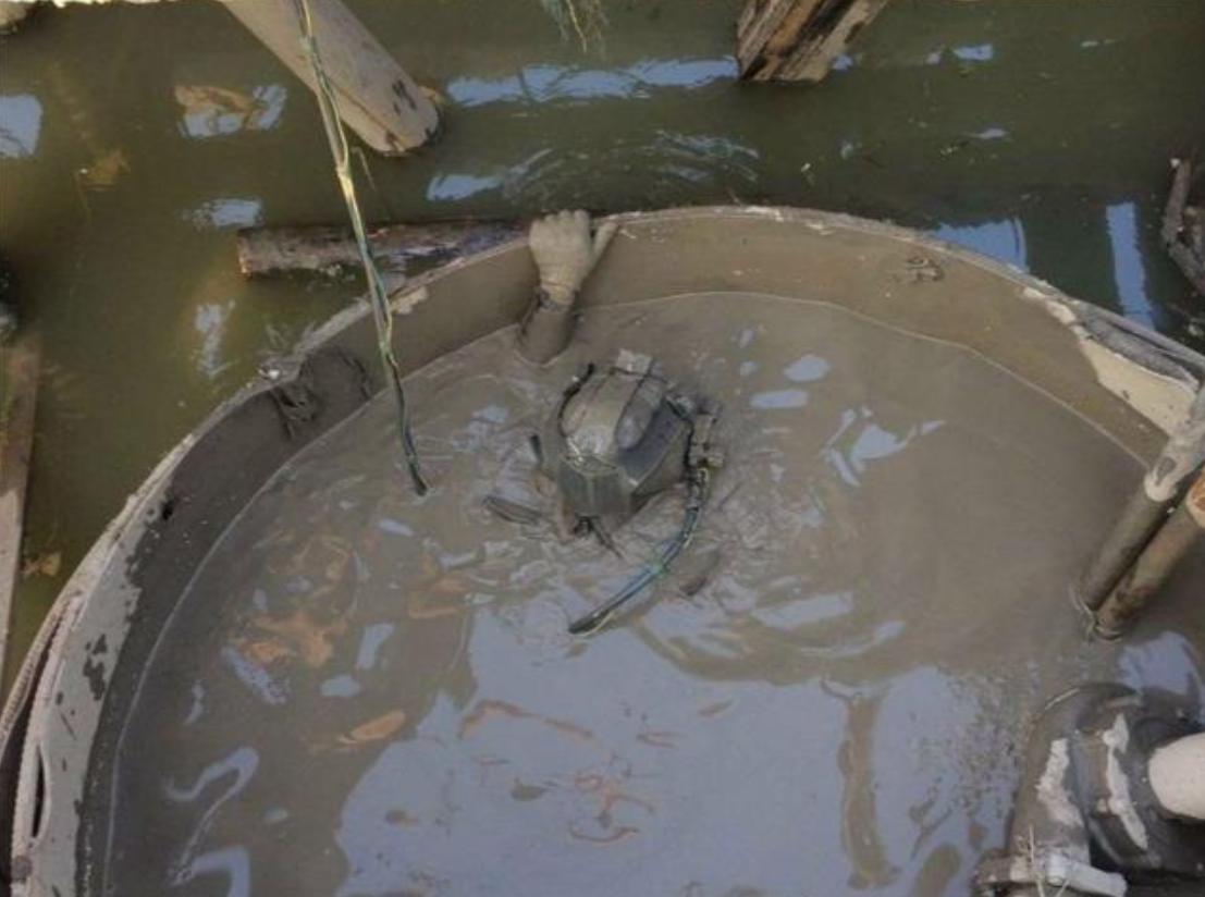 打桩机水鬼捞钻头3d演示,为什么打桩机一定要人下水里面捞