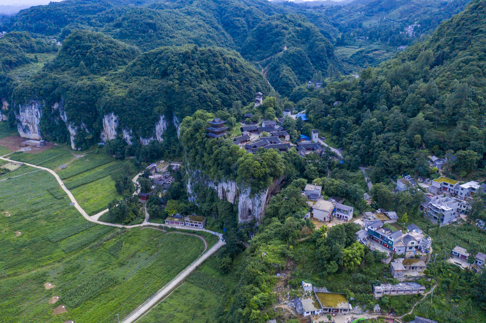 8月避暑适合旅游的地方推荐,8月适合去哪里旅行避暑