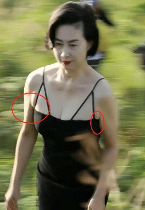 山中老女子勒出副乳，与亲戚男友再续初恋，怎搞的