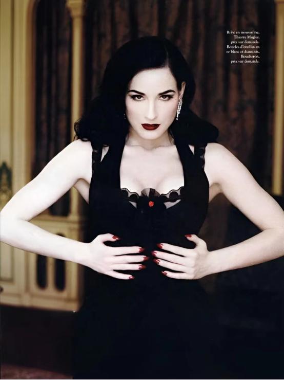 涓栫晫绗竴鑸炲绌跨传鑹茬殑瑁欏瓙,涓栫晫绗竴鑸炲鎯婅壋琛ㄦ紨