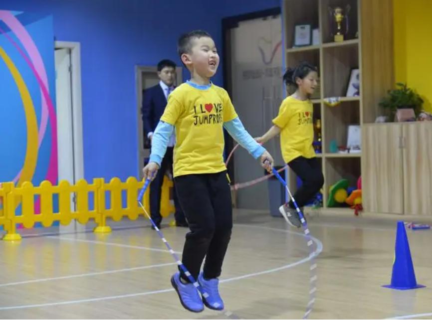 男孩想长到180各年龄阶段身高标准,男孩到了20岁还能长高吗