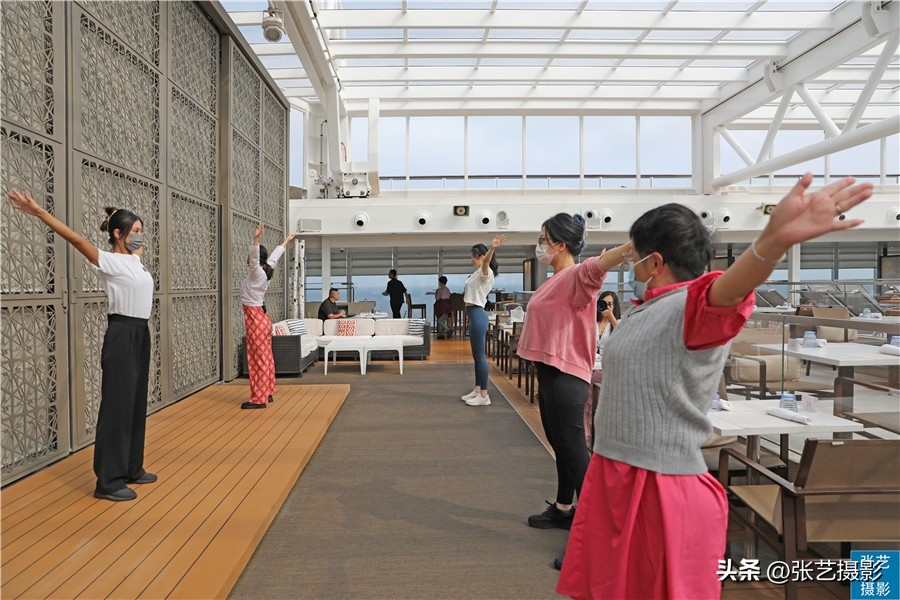 悬挂五星红旗豪华邮轮招商伊敦号，穿过百年历史尘烟再次启航