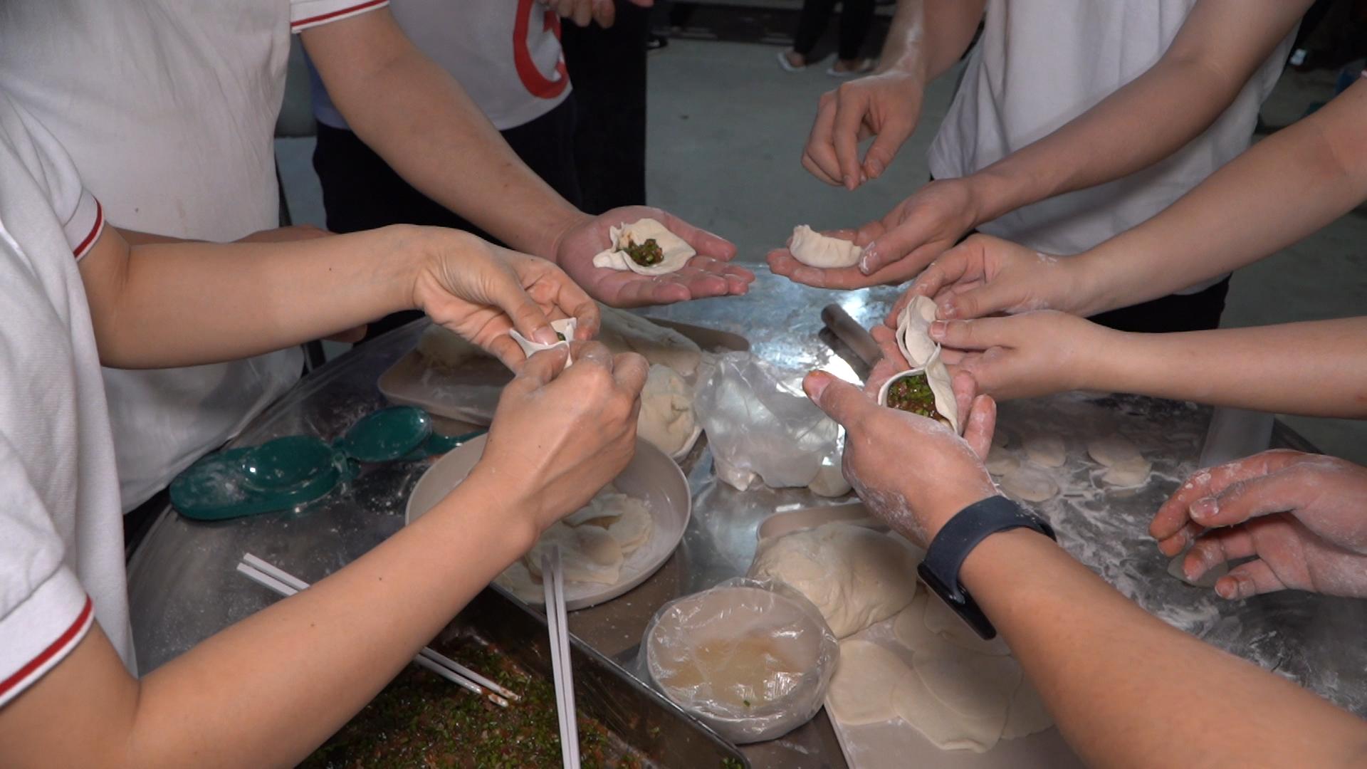 丝路盛放洋紫荆|港NGO联手内地医疗队出海扫“盲”50年柬埔寨白内障患者复明：我能看到了！