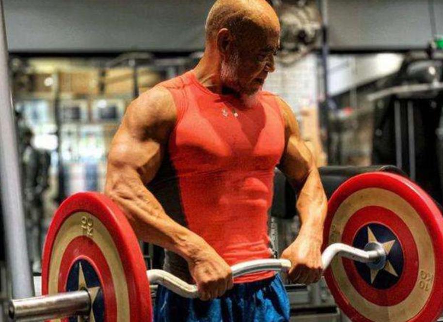 67岁大爷健身24年，娶小13岁美女娇妻，夫妻美满幸福、让人羡慕