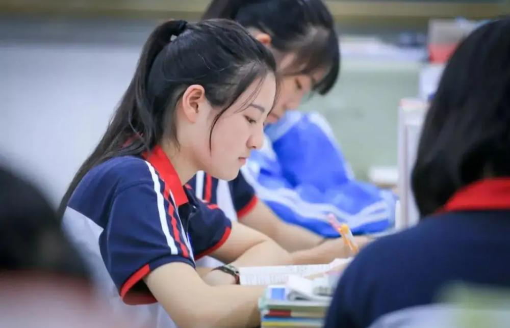 被学生的黑板报惊艳到了,高中生令人惊艳的黑板报