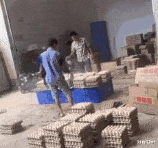 “帮表弟理发，不小心碗歪了，这下可咋办？”哈哈哈